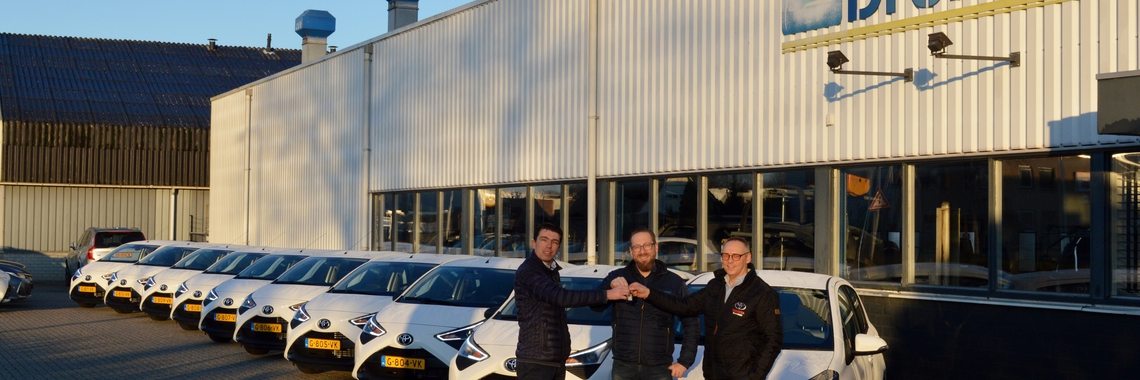 Autobedrijven Jacob Schaap levert 20 nieuwe Toyota’s aan A.A.S. Autoschade Dronten