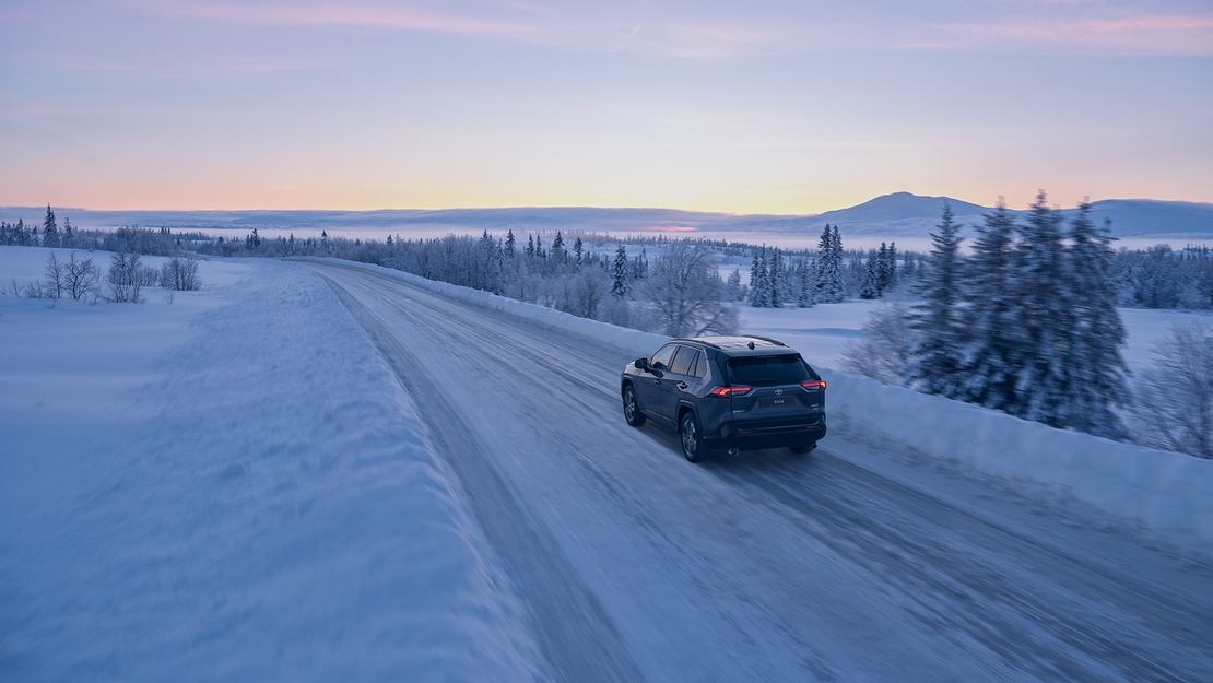 Toyota-RAV4-PHEV-exterieur-driekwart-links-achter-sneeuw-winter